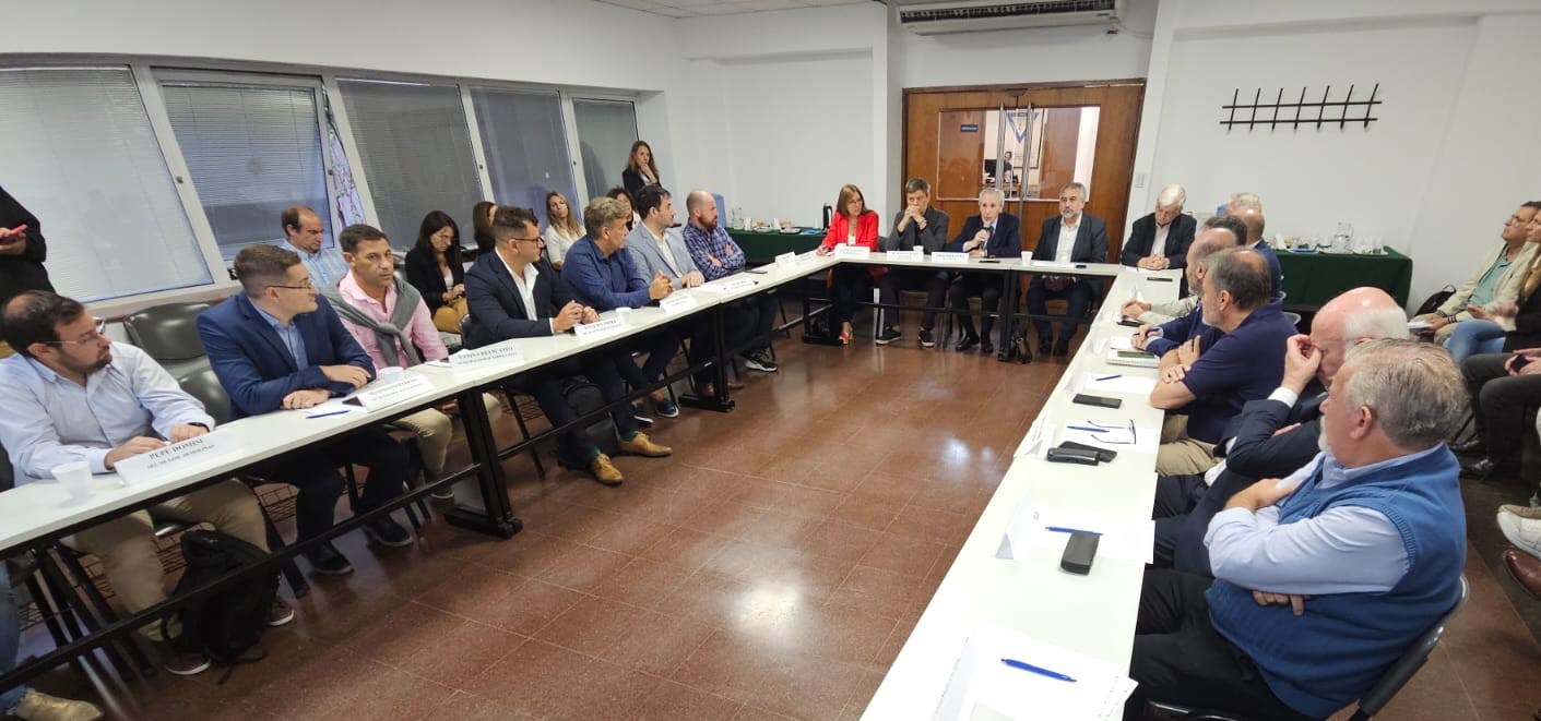 El rector de UCEL, Daniel Luna abre el encuentro con intendentes y autoridades de Región Centro