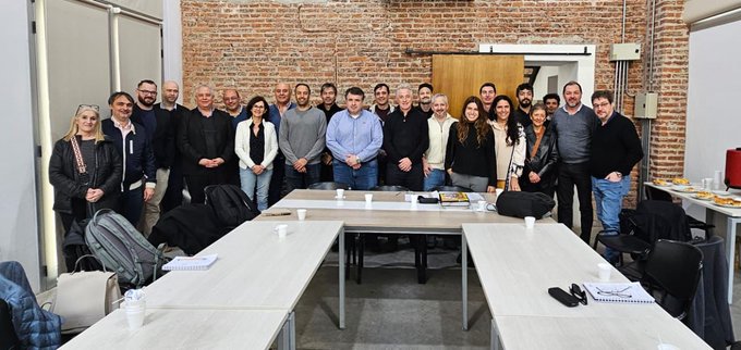 Mesa redonda de participantes